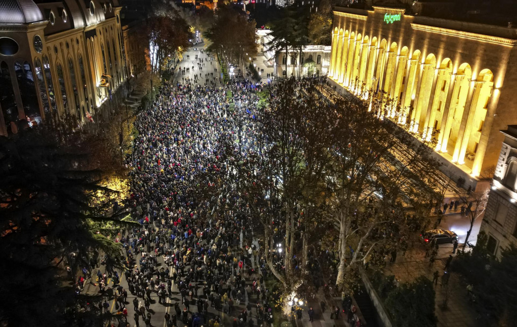 Ľudia počas masového protestu pred budovu parlamentu v Tbilisi. FOTO: TASR/AP