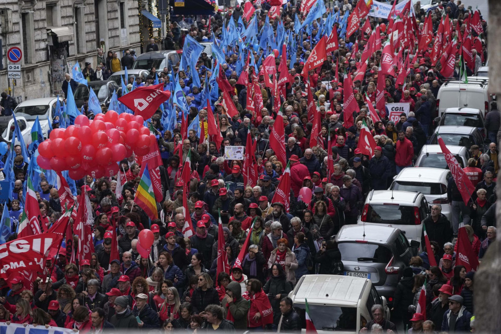 Demonštranti sa zhromažďujú v Ríme počas generálneho štrajku na protest proti úsporným opatreniam vlády. FOTO: TASR/AP