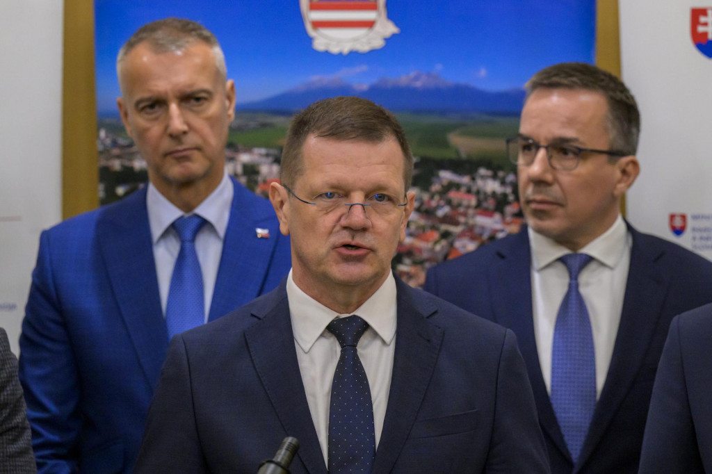 Na snímke uprostred predseda vlády pre plán obnovy a odolnosti a znalostnú ekonomiku Peter Kmec (Hlas) rozpráva počas tlačovej konferencie o predstavení projektu životných situácií v Kežmarku 29. novembra 2024. FOTO: TASR/Veronika Mihaliková