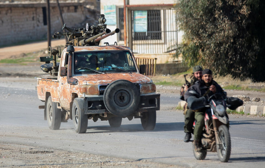 Povstalci vedení islamistickou militantnou skupinou Hayat Tahrir al-Sham jazdia na motorke v al-Rashideen v provincii Aleppo v Sýrii. FOTO: Reuters