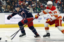 Slovenský útočník Martin Pospíšil (vpravo) z Calgary Flames a útočník Mathieu Olivier z Columbusu Blue Jackets počas zápasu zámorskej NHL Columbus Blue Jackets - Calgary Flames 29. novembra 2024 v Columbuse. FOTO TASR/AP