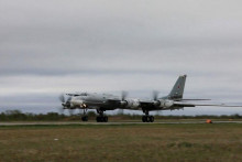 Ruský strategický bombardér Tu-95 vzlietol počas rusko-čínskych vojenských leteckých cvičení, aby hliadkoval v ázijsko-tichomorskom regióne. FOTO: Reuters