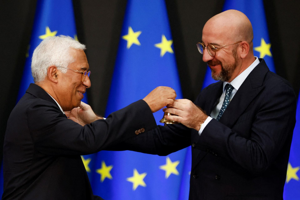 Nastupujúci predseda Európskej rady Antonio Costa a odchádzajúci prezident Charles Michel držia zvon počas slávnostného odovzdávania predsedníctva v sídle Európskej rady v Bruseli. FOTO: Reuters