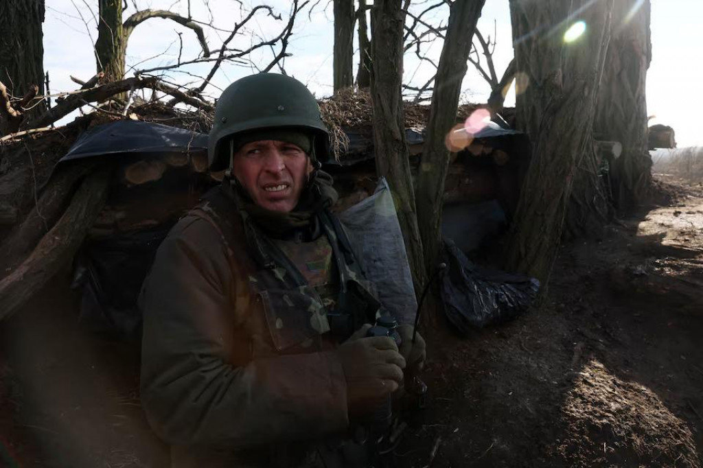Príslušník ukrajinskej armády presúva pozície, aby zo svojej pozície v zákopoch v blízkosti frontovej línie v oblasti južného Donbasu na Ukrajine skenoval obzor pre ruskú armádu. FOTO: Reuters