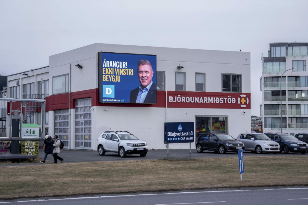 Billboard Nezávislej strany s fotografiou súčasného premiéra Bjarniho Benediktssona v Reykjavíku. FOTO: TASR/AP