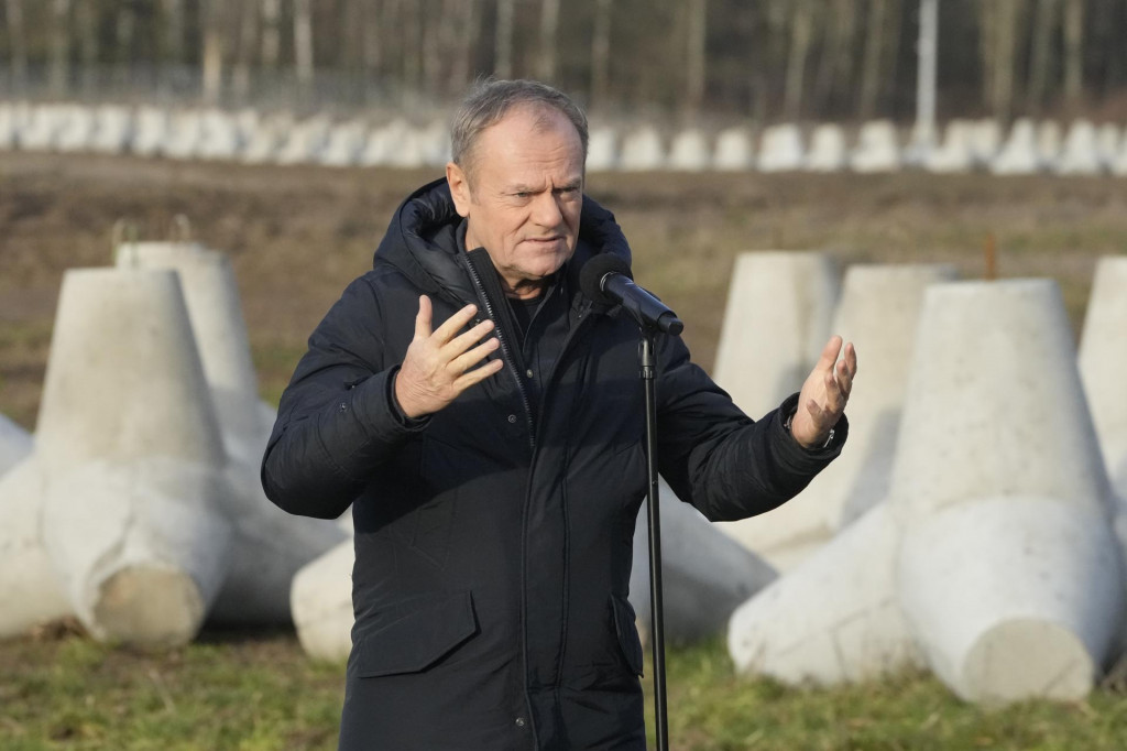 Poľský premiér Donald Tusk hovorí počas návštevy poľskej hranice s Ruskom v poľskom meste Dabrowka. FOTO: TASR/AP