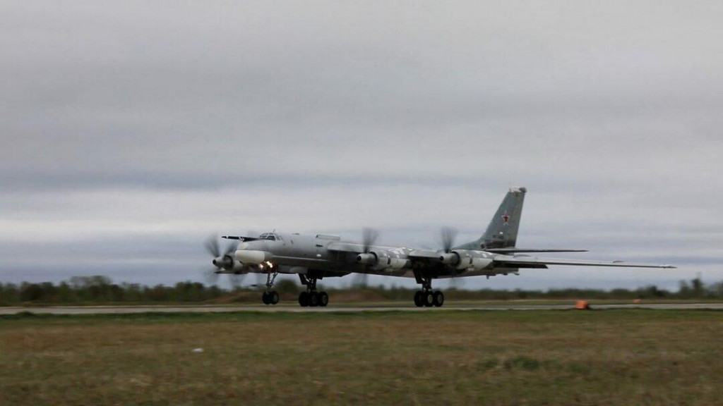 Ruský strategický bombardér Tu-95 vzlietol počas rusko-čínskych vojenských leteckých cvičení, aby hliadkoval v ázijsko-tichomorskom regióne. FOTO: Reuters