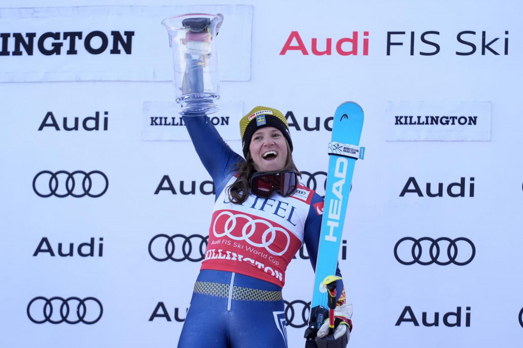 Švédka Sara Hectorová sa teší na pódiu po triumfe v obrovskom slalome Svetového pohára alpských lyžiarok v americkom Killingtone. FOTO: TASR/AP