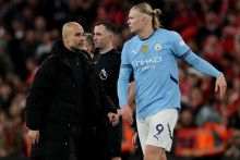 Tréner Manchestru City Pep Guardiola a kanonier tímu Erling Haaland. FOTO: Reuters