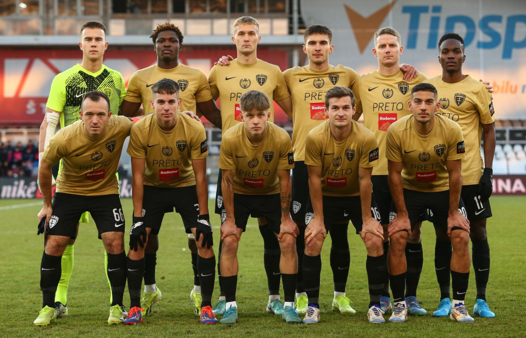 Pri príležitosti okrúhleho jubilea nastúpili hráči Žiliny na posledný ligový duel v špeciálnych zlatých dresoch. FOTO: TASR/D. Stehlík