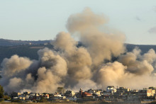 Dym medzi budovami po izraelskom leteckom útoku neďaleko palestínskeho utečeneckého tábora Rašídíja. Pohľad z pobrežného mesta Súr na juhu Libanonu. FOTO: TASR/AP