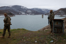 Lotyšskí vojaci, súčasť mierových síl KFOR pod vedením NATO, hliadkujú v blízkosti priehrady na jazere nad poškodeným kanálom v Zubin Potok v Kosove. FOTO: Reuters