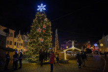 Vianočný stromček s betlehemom počas prvého dňa Košických vianočných trhov v Košiciach. FOTO: TASR/Veronika Mihaliková