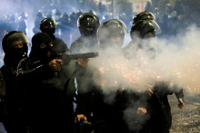 Policajti počas protestu proti rozhodnutiu novej vlády prerušiť prístupové rozhovory do Európskej únie a odmietnuť rozpočtové granty do roku 2028 v Tbilisi. FOTO: Reuters