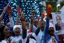 Stúpenci venezuelskej opozičnej líderky Marie Coriny Machadovej gestikulujú na proteste proti prezidentovi Nicolasovi Madurovi a na podporu ľudí zadržaných počas protestov spochybňujúcich výsledky prezidentských volieb. FOTO: Reuters