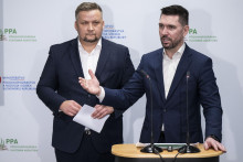 Na snímke zľava riaditeľ Pôdohospodárskej platobnej agentúry Marek Čepko a minister pôdohospodárstva a rozvoja vidieka Richard Takáč (Smer). FOTO: TASR/Jakub Kotian