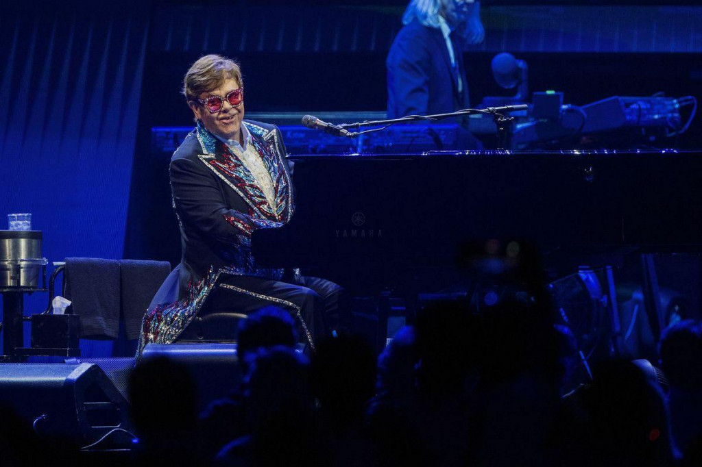 Elton John počas posledného koncertu turné Farewell Yellow Brick Road v Štokholme. FOTO: TASR/AP