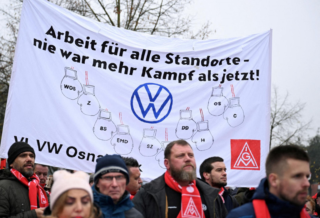 Zamestnanci Volkswagen AG pochodujú za vyššie mzdy počas výstražného štrajku nemeckého odborového zväzu kovorobotníkov IG Metall v Osnabrücku v Nemecku. FOTO: Reuters