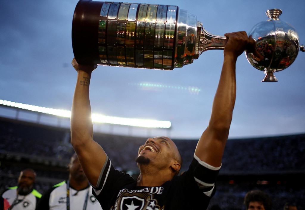 Marlon Freitas s víťaznou trofejou. Kapitán tímu Botafogo Rio de Janeiro sa teší z triumfu v Pohári osloboditeľov, ktorý je obdobou juhoamerickej Ligy majstrov.