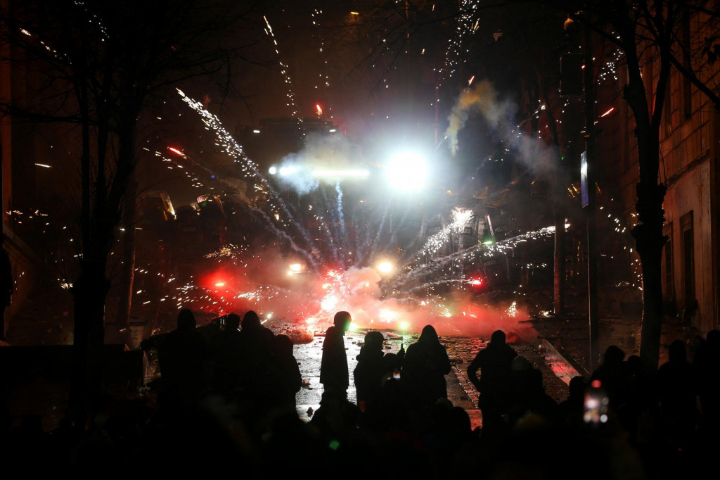 Protest v Tbilisi proti rozhodnutiu novej gruzínskej vlády prerušiť prístupové rokovania do Európskej únie. FOTO: Reuters