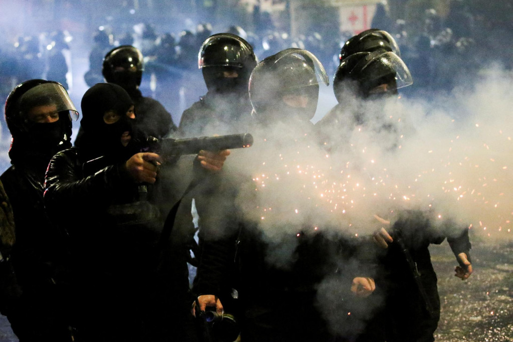 Policajti počas protestu proti rozhodnutiu novej vlády prerušiť prístupové rozhovory do Európskej únie a odmietnuť rozpočtové granty do roku 2028 v Tbilisi. FOTO: Reuters