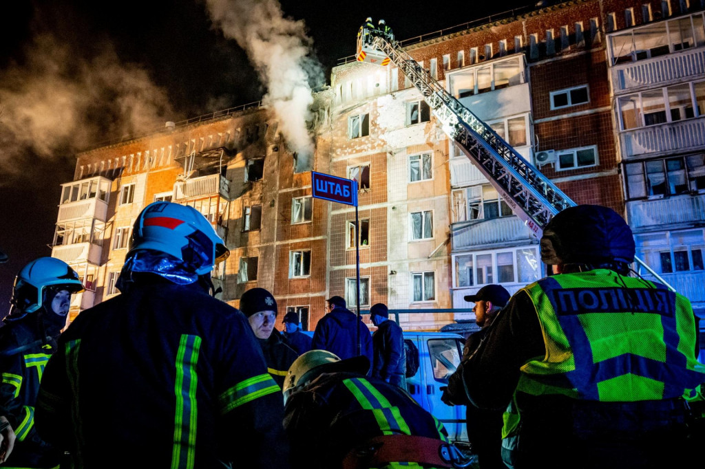 Hasiči pracujú na mieste bytového domu zasiahnutého ruským  útokom v Ternopile. FOTO: Reuters/Štátna pohotovostná služba Ukrajiny