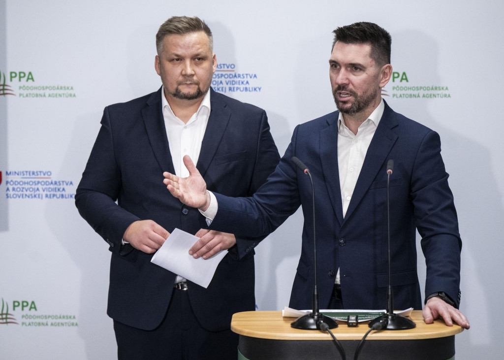 Na snímke zľava riaditeľ Pôdohospodárskej platobnej agentúry Marek Čepko a minister pôdohospodárstva a rozvoja vidieka Richard Takáč (Smer). FOTO: TASR/Jakub Kotian