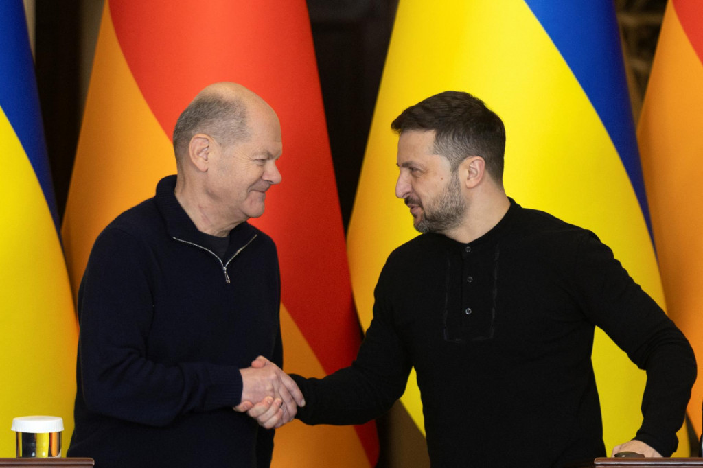 Nemecký kancelár Olaf Scholz (vľavo) a ukrajinský prezident Volodymyr Zelenskyj. FOTO: Reuters