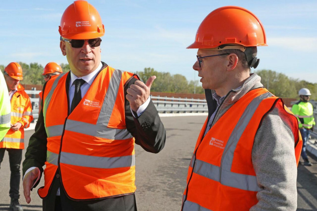 Minister Jozef Ráž a šéf NDS Filip Macháček na kontrole stavby diaľničnej križovatky v lete.  FOTO: HN/peter Mayer