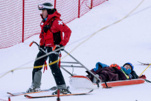 Americká lyžiarka Mikaela Shiffrinová spadla v sobotnom obrovskom slalome v Killingtone. FOTO: Reuters/Marc DesRosiers-Imagn Images