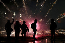 Gruzínskou špecialitou je masívne nasadenie ohňostrojov a petárd, niektorí demonštranti z bengálskych ohňov pálili proti ťažkoodencom. FOTO: Reuters