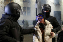 Príslušníci orgánov činných v trestnom konaní chytili osobu počas protestu proti rozhodnutiu gruzínskej vlády prerušiť rozhovory o vstupe do Európskej únie. FOTO: Reuters