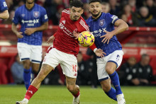 Sam Morsy (vpravo) mal v stretnutí 13. kola Premier League na pôde Nottinghamu na ruke tradičnú „nedúhovú“ kapitánsku pásku. FOTO: Profimedia.sk