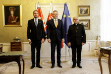 Na snímke zľava vedúci Kancelárie prezidenta Peter Vodrážka, prezident Peter Pellegrini a predseda Konferencie biskupov Slovenska, košický arcibiskup metropolita Bernard Bober počas podpisu memoranda o spolupráci medzi KBS a Kanceláriou prezidenta 3. decembra 2024 v Bratislave. FOTO: TASR/Dano Veselský