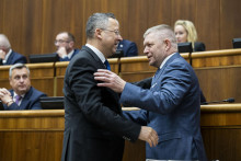 Minister financií Ladislav Kamenický (Smer-SD) a premiér SR Robert Fico (Smer-SD) sa po schválení rozpočtu v parlamente objali. FOTO: TASR/J. Kotian