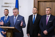 Na snímke zľava minister vnútra a predseda strany Hlas Matúš Šutaj Eštok, premiér Robert Fico (Smer), minister financií Ladislav Kamenický (Smer) a predseda strany SNS Andrej Danko (SNS) počas tlačovej konferencie k schváleniu štátneho rozpočtu na rok 2025. FOTO: TASR/Jakub Kotian