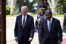 Angolský prezident Joao Lourenco (vpravo) a americký prezident Joe Biden (vľavo) počas stretnutia v Luande v Angole. FOTO: TASR/AP