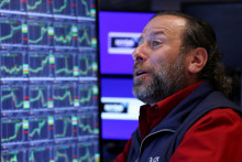 FILE PHOTO: A trader reacts at the New York Stock Exchange, at the end of the trading day, after Republican presidential nominee Donald Trump became U.S. president-elect, in New York City, U.S., November 6, 2024. REUTERS/Andrew Kelly/File Photo FOTO: Andrew Kelly