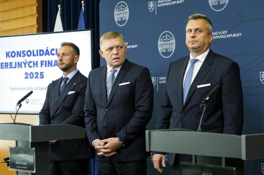 Mnister vn&uacute;tra Mat&uacute;&scaron; &Scaron;utaj E&scaron;tok (Hlas-SD), predseda vl&aacute;dy Robert Fico (Smer-SD) a podpredseda parlalamentu Andrej Danko (SNS). FOTO: TASR