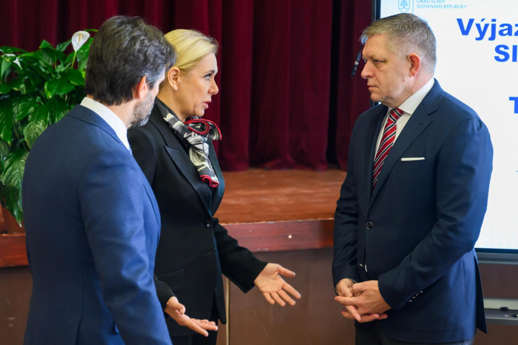 Na snímke zľava vicepremiér a minister obrany Robert Kaliňák, podpredsedníčka vlády a ministerka hospodárstva Denisa Saková a predseda vlády Robert Fico.

FOTO: TASR/J. Novák