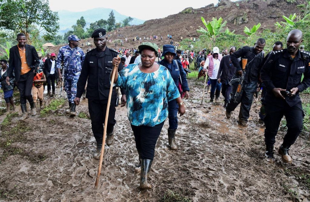 Ugandská premiérka Robinah Nabbanja navštívila miesto zosuvu pôdy vyvolaného silným dažďom, ktorý pochoval desiatky domov v niekoľkých dedinách v okrese Bulambuli. FOTO: Reuters