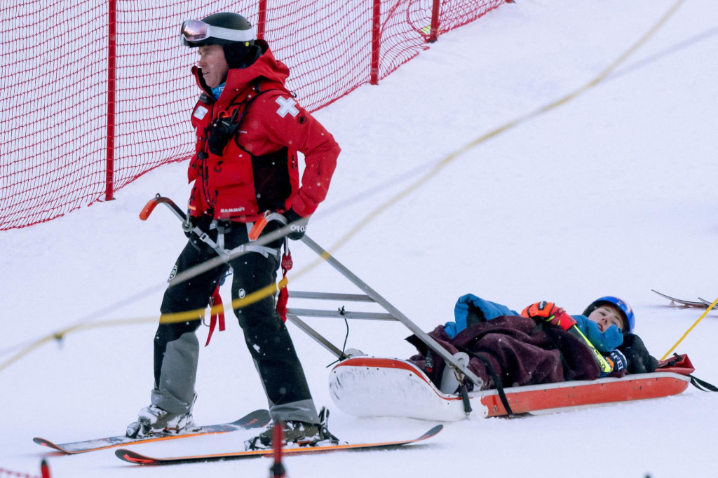 Americká lyžiarka Mikaela Shiffrinová spadla v sobotnom obrovskom slalome v Killingtone. FOTO: Reuters/Marc DesRosiers-Imagn Images