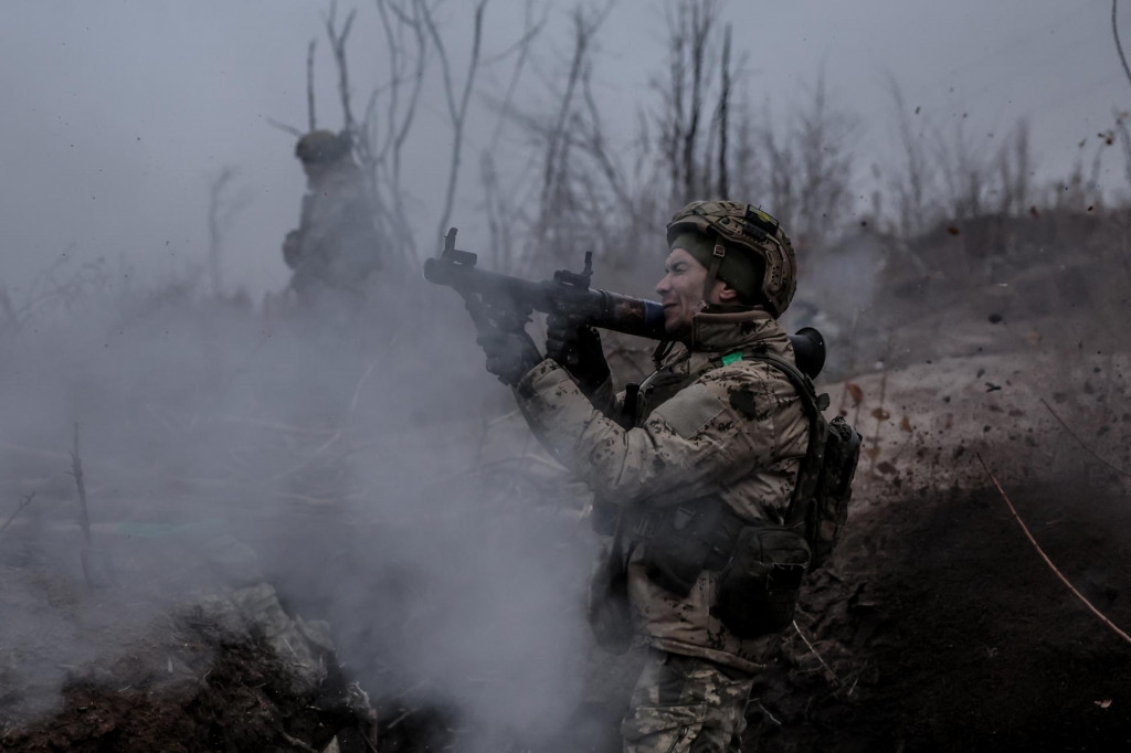 Ukrajinský vojak strieľa z granátometu RPG-7. FOTO: Reuters/Ukrajinské ozbrojené sily