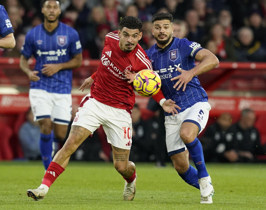 Sam Morsy (vpravo) mal v stretnutí 13. kola Premier League na pôde Nottinghamu na ruke tradičnú „nedúhovú“ kapitánsku pásku. FOTO: Profimedia.sk