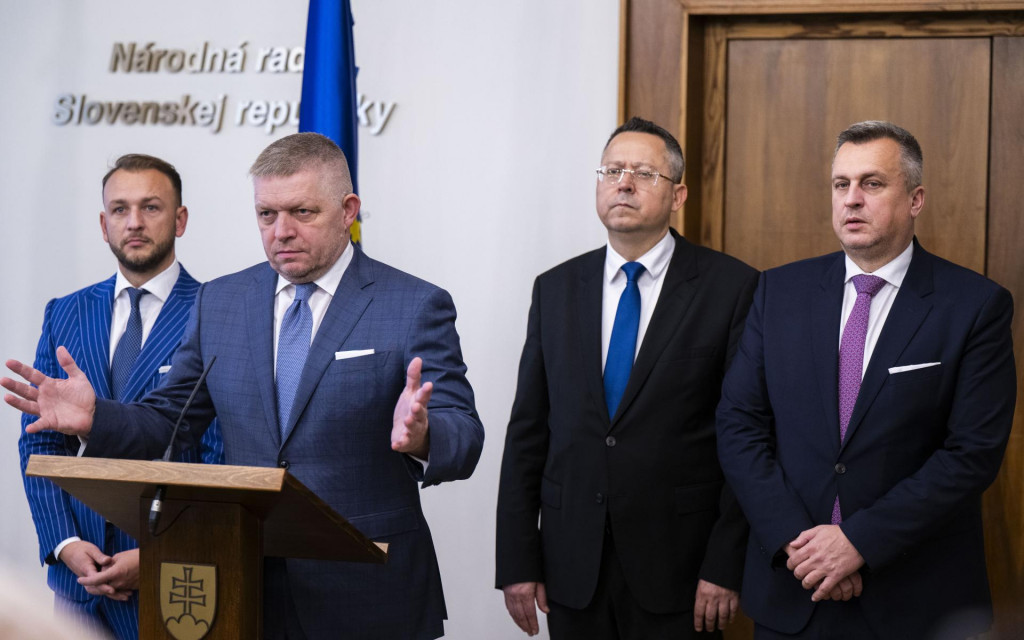 Na snímke zľava minister vnútra a predseda strany Hlas Matúš Šutaj Eštok, premiér Robert Fico (Smer), minister financií Ladislav Kamenický (Smer) a predseda strany SNS Andrej Danko (SNS) počas tlačovej konferencie k schváleniu štátneho rozpočtu na rok 2025. FOTO: TASR/Jakub Kotian