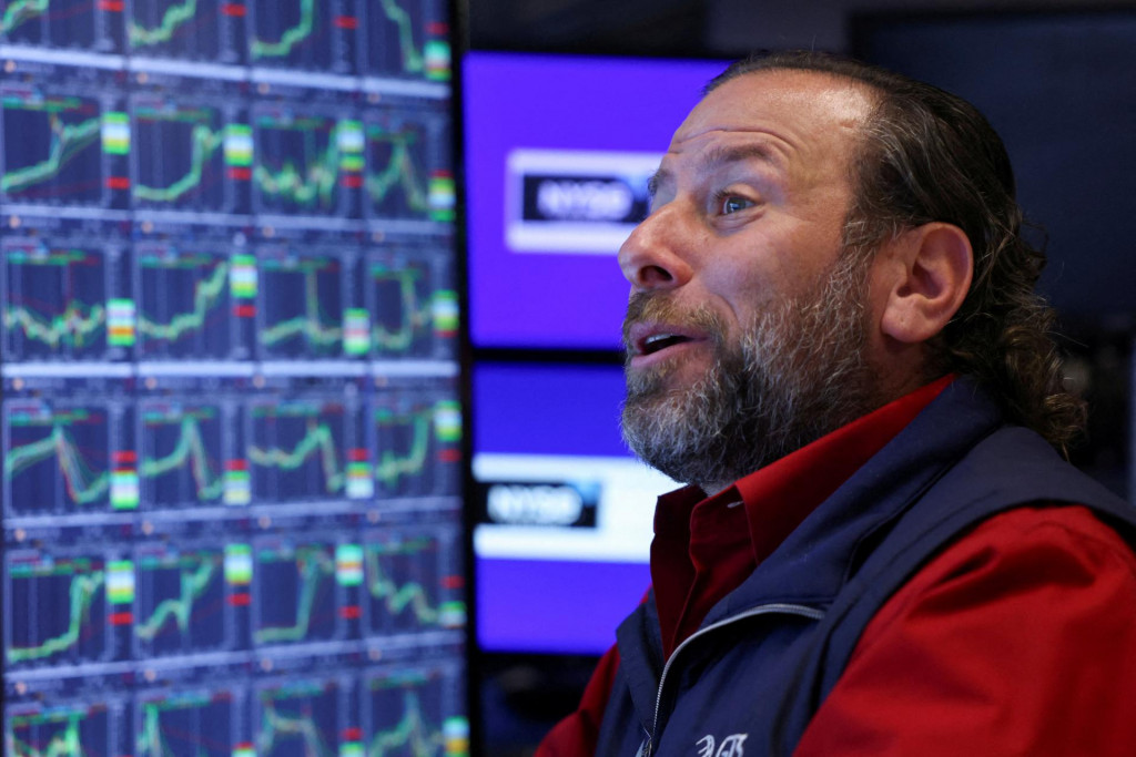 FILE PHOTO: A trader reacts at the New York Stock Exchange, at the end of the trading day, after Republican presidential nominee Donald Trump became U.S. president-elect, in New York City, U.S., November 6, 2024. REUTERS/Andrew Kelly/File Photo FOTO: Andrew Kelly