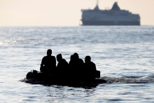 Ilustračná fotografia. Migranti, ktorí tvrdia, že pochádzajú zo sudánskeho Dárfúru, preplávali Lamanšský prieliv na nafukovacom člne neďaleko Doveru v Británii. FOTO: Reuters