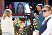 Médiá pracujú pri veľkoplošnej obrazovke, na ktorej je zobrazená fotografia odsúdenej zdravotnej sestry Lucy Letbyovej. FOTO: Reuters