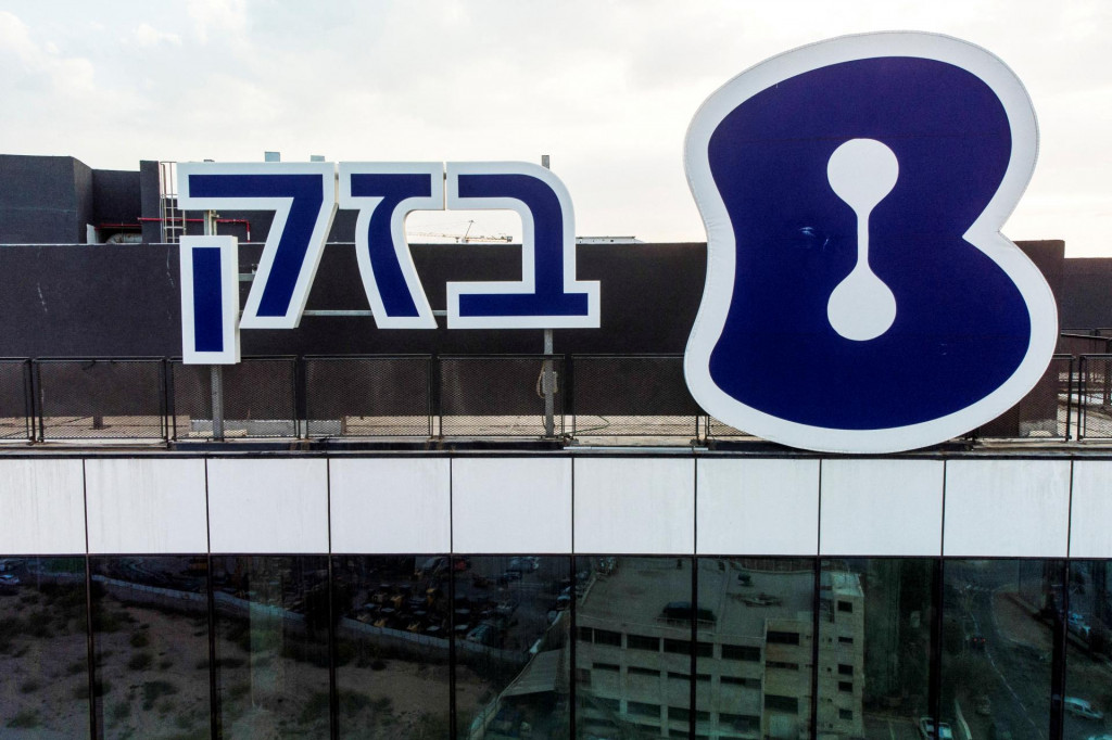 Logo spoločnosti Bezeq Israeli Telecommunication Corp Ltd v Izraeli. FOTO: Reuters