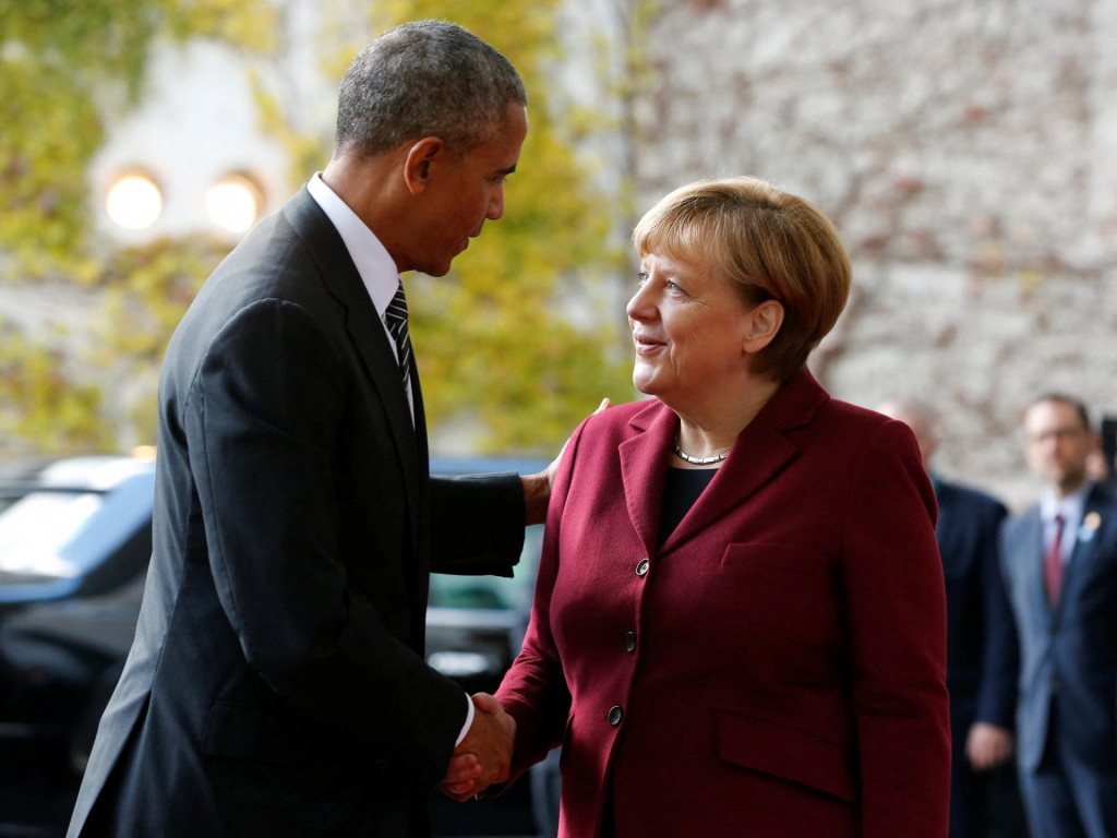 Americký prezident Obama a nemecká kancelárka Merkelová boli na spoločnej vlne. Možno aj vo svojich váhavých postojoch k agresívnym lídrom iných krajín. FOTO: Reuters